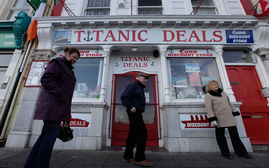 Hình ảnh trước một cửa hàng ở Conh, Ireland, điểm dừng chân đầu tiên của hành trình tàu Titanic Memorial Cruise