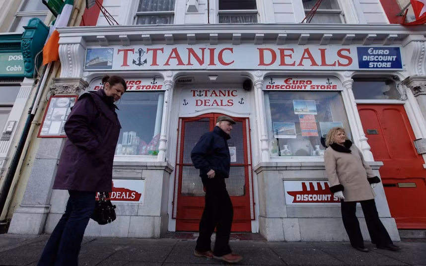Hình ảnh trước một cửa hàng ở Conh, Ireland, điểm dừng chân đầu tiên của hành trình tàu Titanic Memorial Cruise