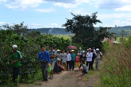 Người dân hiếu kỳ đứng xem. Người dân hiếu kỳ đứng xem