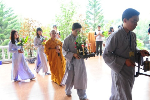 Các phật tử cung nghinh chư tăng, bắt đầu lễ dâng hương