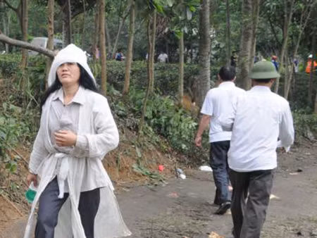Một người nhà nạn nhân ở hiện trường
