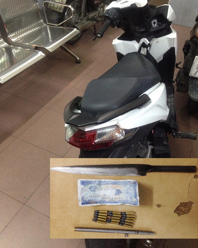 Hai thiếu niên thủ dao, súng 'đi dạo' ở Sài Gòn ảnh 1