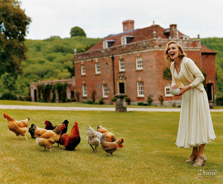 Scarlett Johansson quyến rũ bên chú báo khi xuất hiện trên trang bìa tạp chí Vouge. Robert Pattison vác cả con cá xấu. Con quạ "ranh mãnh" đang dùng mỏ rút dây áo tắm của người đẹp Petra Nemcova. Drew Barrymore và sư tử gợi nhớ hình ảnh "người đẹp và ác thú". Siêu mẫu Caroline Trentini với vẻ đẹp mạnh mẽ mà gợi cảm. "Thôn nữ" Madona đang cho gà ăn. Nicole Kidman, cô chủ kiêu kỳ và mạnh mẽ trong trang trại nuôi bò. Reese Witherspoon "lả lướt" bên chú voi to lớn. Tiểu thư xinh đẹp Renee Zellweger thẩn thơ dưới gốc bên chú thỏ đáng yêu. Siêu mẫu Aleksandra Nilsen mạnh mẽ bên hai chú sư tử. Jennifer Aniston cùng chú cún cưng của mình. Demi Moore phải bắc thang lên để âu yếm chú hươu cao cổ.