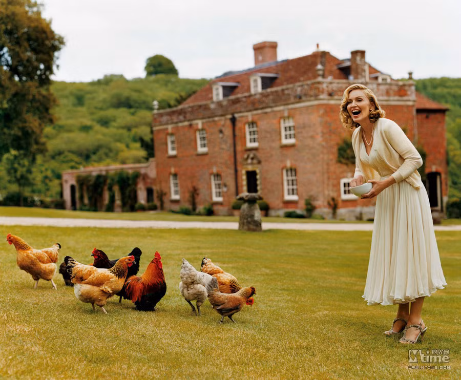 Scarlett Johansson quyến rũ bên chú báo khi xuất hiện trên trang bìa tạp chí Vouge. Robert Pattison vác cả con cá xấu. Con quạ "ranh mãnh" đang dùng mỏ rút dây áo tắm của người đẹp Petra Nemcova. Drew Barrymore và sư tử gợi nhớ hình ảnh "người đẹp và ác thú". Siêu mẫu Caroline Trentini với vẻ đẹp mạnh mẽ mà gợi cảm. "Thôn nữ" Madona đang cho gà ăn. Nicole Kidman, cô chủ kiêu kỳ và mạnh mẽ trong trang trại nuôi bò. Reese Witherspoon "lả lướt" bên chú voi to lớn. Tiểu thư xinh đẹp Renee Zellweger thẩn thơ dưới gốc bên chú thỏ đáng yêu. Siêu mẫu Aleksandra Nilsen mạnh mẽ bên hai chú sư tử. Jennifer Aniston cùng chú cún cưng của mình. Demi Moore phải bắc thang lên để âu yếm chú hươu cao cổ.