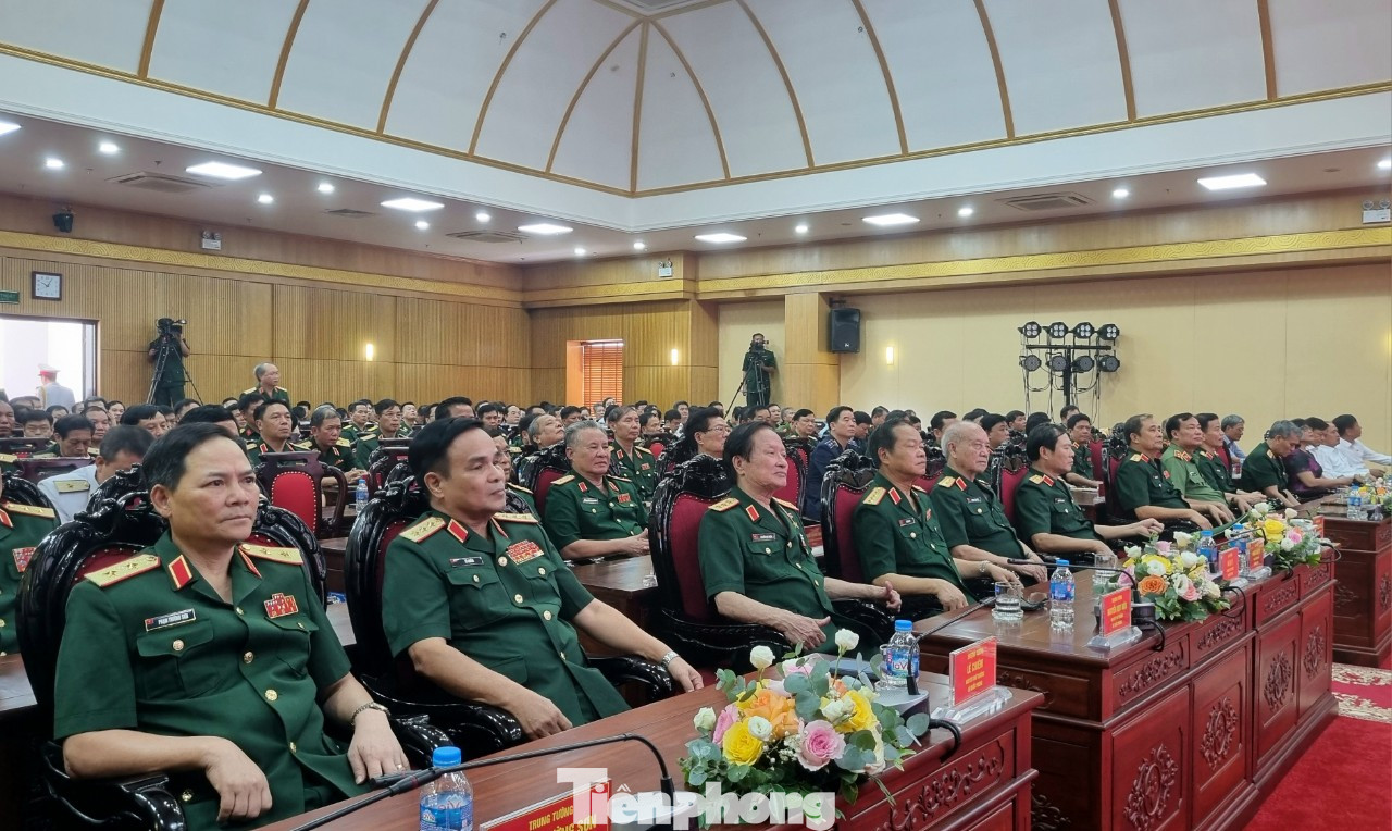 Các đại biểu dự lễ kỷ niệm 20 năm thành lập và đón nhận Huân chương Bảo vệ Tổ quốc hạng Nhất. Các đại biểu dự lễ kỷ niệm 20 năm thành lập và đón nhận Huân chương Bảo vệ Tổ quốc hạng Nhất.