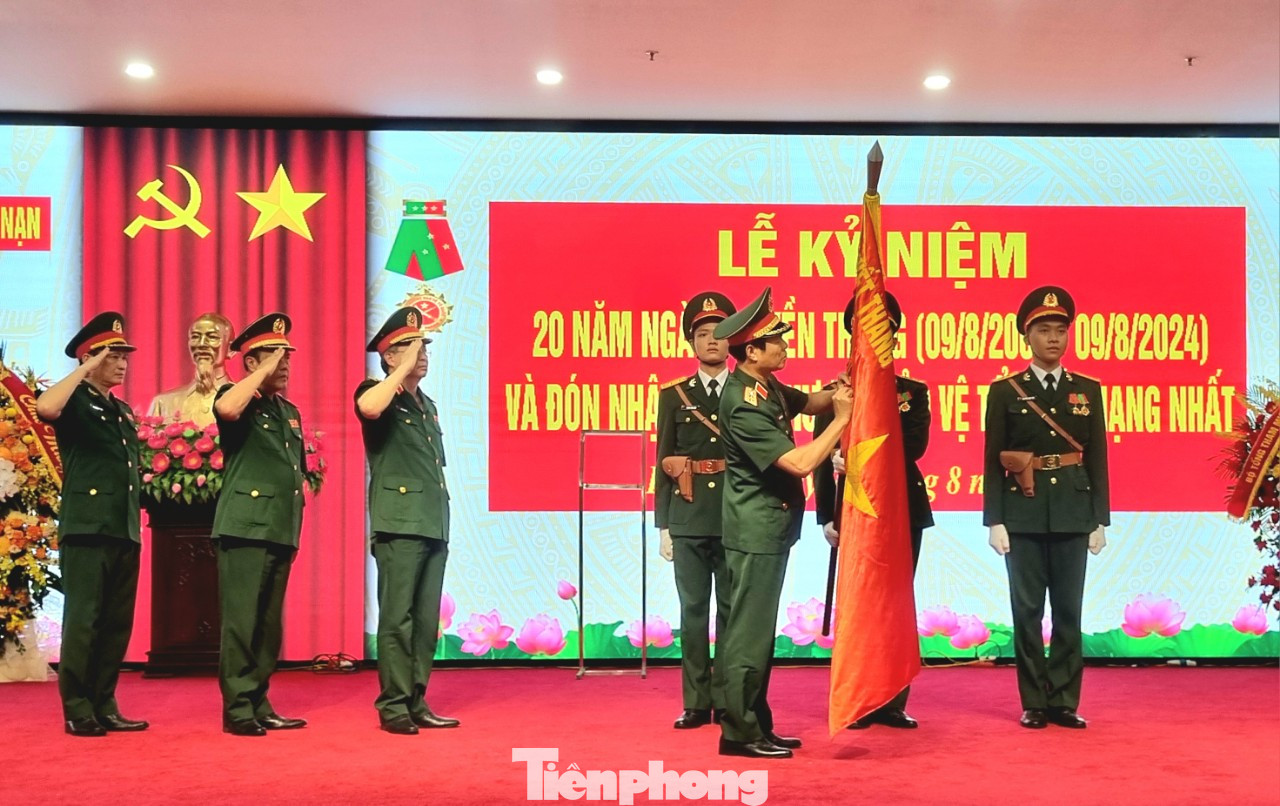 Thượng tướng Nguyễn Tân Cương gắn Huân chương Bảo vệ Tổ quốc hạng Nhất lên Quân kỳ Quyết thắng của Cục CH-CN. Thượng tướng Nguyễn Tân Cương gắn Huân chương Bảo vệ Tổ quốc hạng Nhất lên Quân kỳ Quyết thắng của Cục CH-CN.