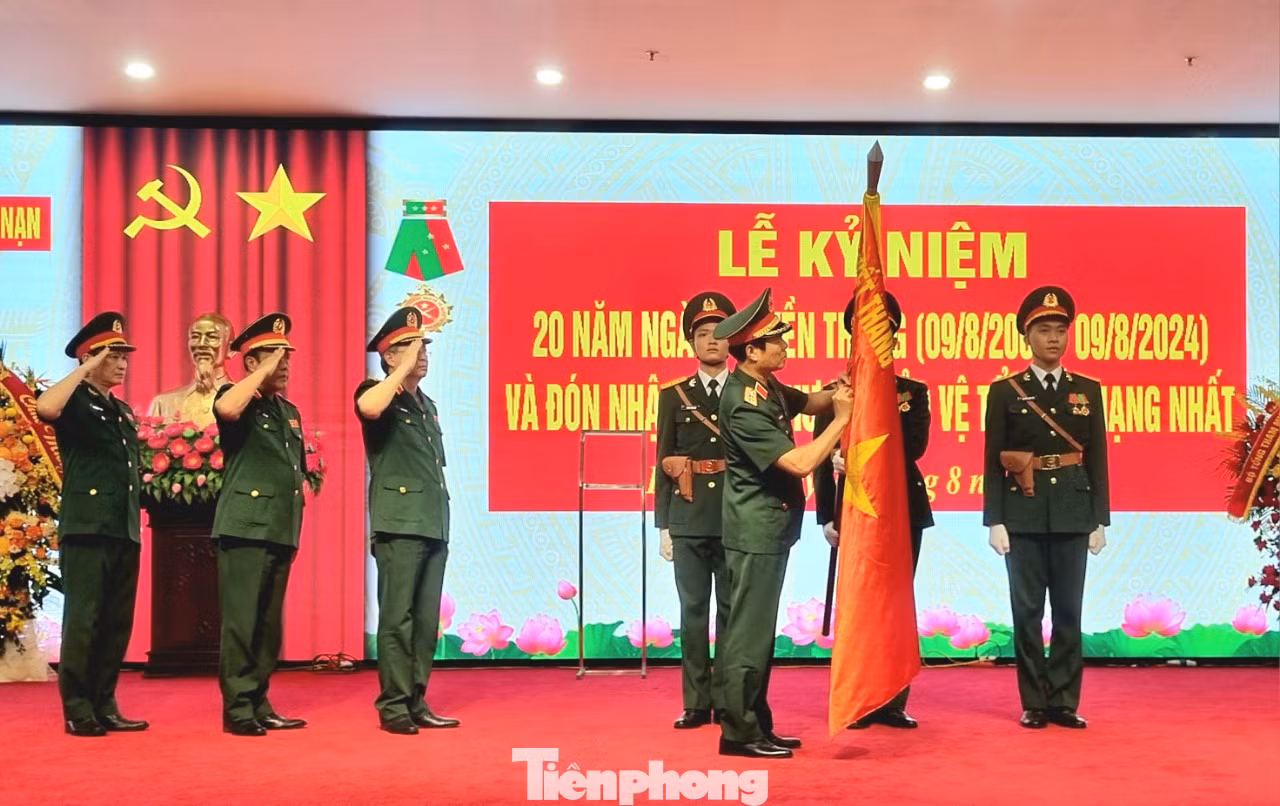 Thượng tướng Nguyễn Tân Cương gắn Huân chương Bảo vệ Tổ quốc hạng Nhất lên Quân kỳ Quyết thắng của Cục CH-CN. Thượng tướng Nguyễn Tân Cương gắn Huân chương Bảo vệ Tổ quốc hạng Nhất lên Quân kỳ Quyết thắng của Cục CH-CN.