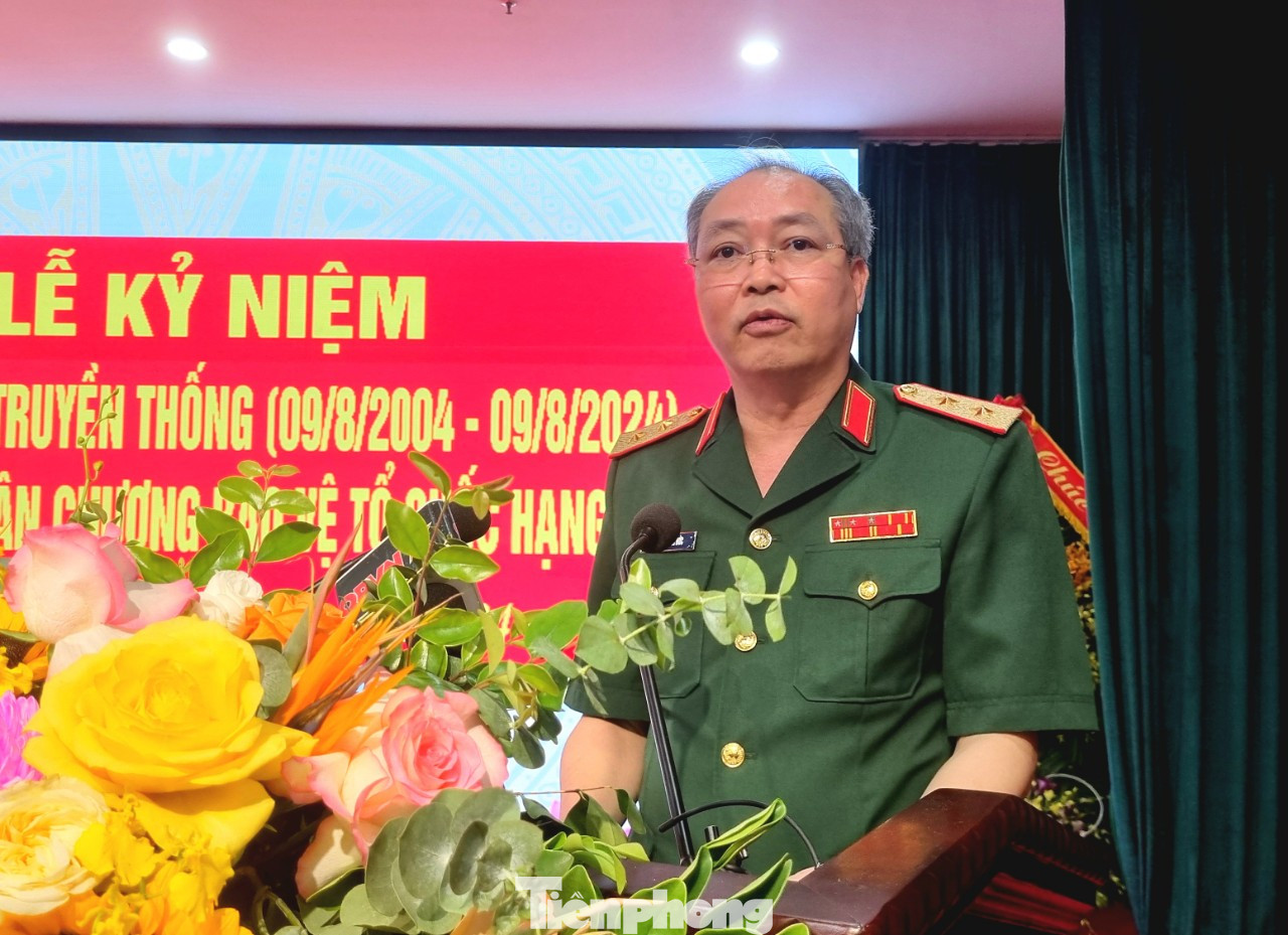 Trung tướng Doãn Thái Đức trình bày diễn văn lễ kỷ niệm. Trung tướng Doãn Thái Đức trình bày diễn văn lễ kỷ niệm.