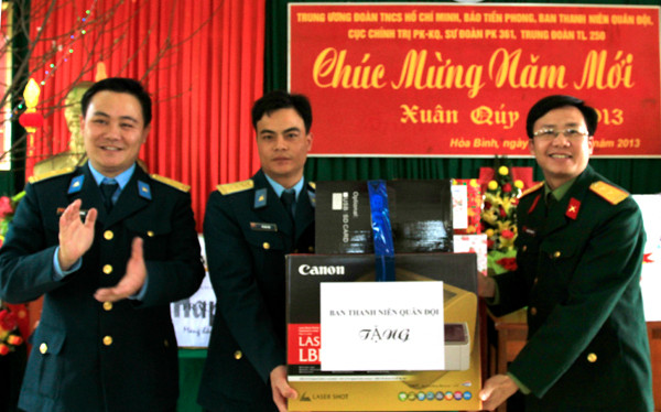 Đại diện Ban thanh niên Quân đội tặng quà cho các chiến sỹ