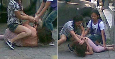 Màn đánh ghen tời bời giữa phố. Ảnh: Chillinews. Màn đánh ghen tời bời giữa phố. Ảnh: Chillinews