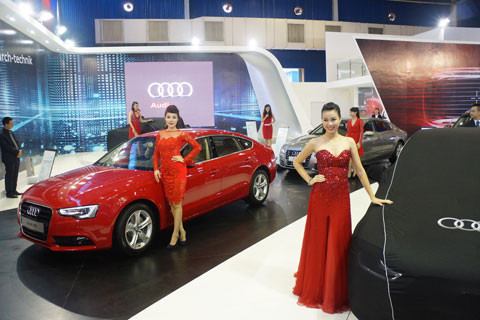 Audi mang tới nhiều chân dài xinh đẹp, trong ảnh là Top 10 HHVN 2010 và Top 40 HHVN 2012