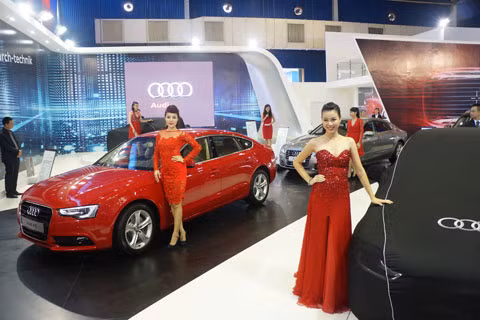 Audi mang tới nhiều chân dài xinh đẹp, trong ảnh là Top 10 HHVN 2010 và Top 40 HHVN 2012