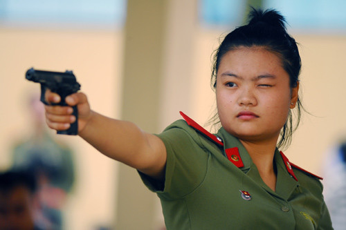 Nữ sinh Trần Thị Hoài trong một pha ngắm thử