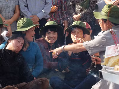 “Cậu Thủy” (người chỉ tay) làm lễ áp vong nhập hồn