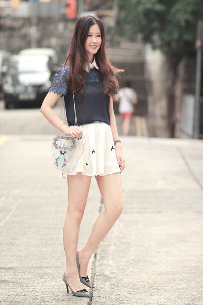 Mix váy ngắn cùng với tất cao quá đầu gối sẽ đem lại cho bạn vẻ dễ thương mà vẫn rất cá tính. Vẻ đẹp dịu dàng và dễ thương của chân váy xòe kết hợp với vẻ đẹp thanh lịch của áo sơ mi tạo nên một phong cách cực hoàn hảo. Váy ngắn + áo pull = một phong cách đậm chất teen Thêm áo khoác nhẹ nhàng cho ngày trở gió Áo sơ mi diện trong áo len hoặc áo pull mix cùng chân váy sẽ đem lại cho bạn vẻ trẻ trung thanh lịch.