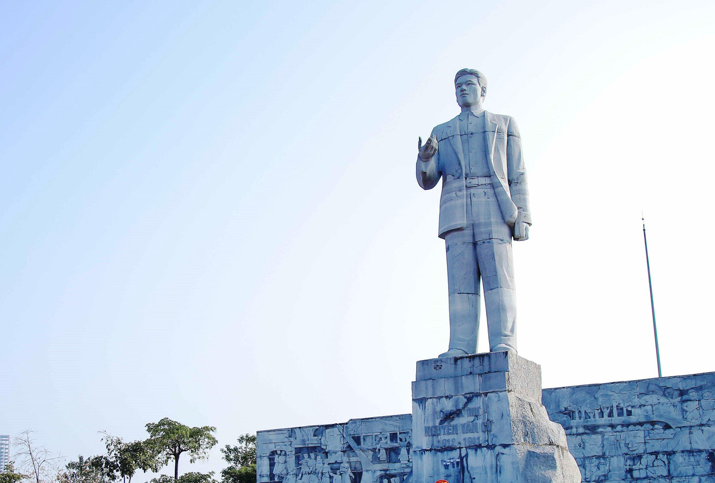 Tượng đài Tổng Bí thư Nguyễn Văn Cừ tại Thành phố Bắc Ninh