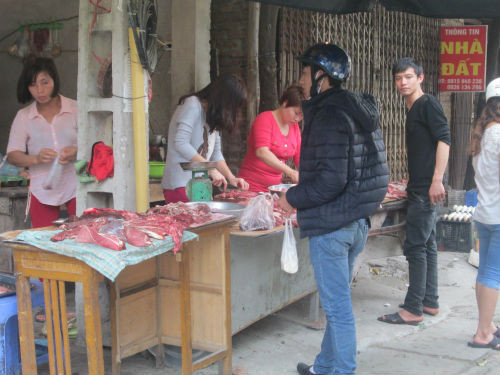 Chợ cóc giá ‘tung hoành’, dân ngán ngẩm mua sắm đầu năm ảnh 3