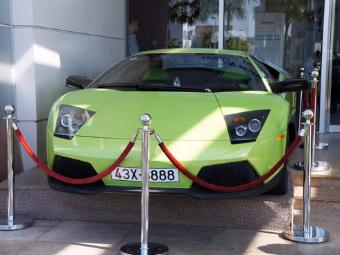 Lamborghini Murcielago LP640 màu xanh cốm với biển số tứ quý 8 hiện nằm trước sảnh một khách sạn ở Đà Nẵng. Ảnh: Minh Thủy