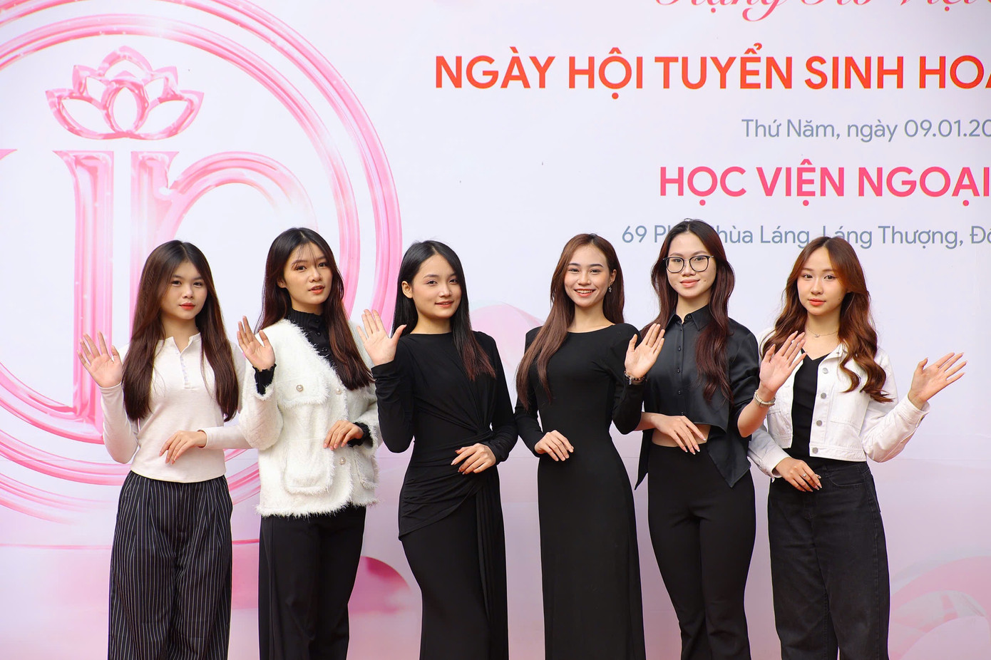 Những nữ sinh đại diện cho Học viện Tài chính ghi danh dự thi. Ảnh: Trọng Tài.