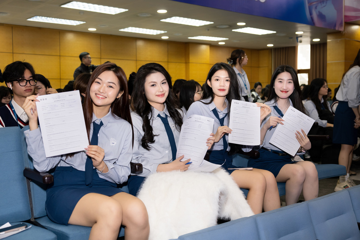 Những thí sinh đầu tiên đến từ Học viện Ngoại giao đăng ký tham gia cuộc thi Hoa hậu Việt Nam 2024. Ảnh: BTC.