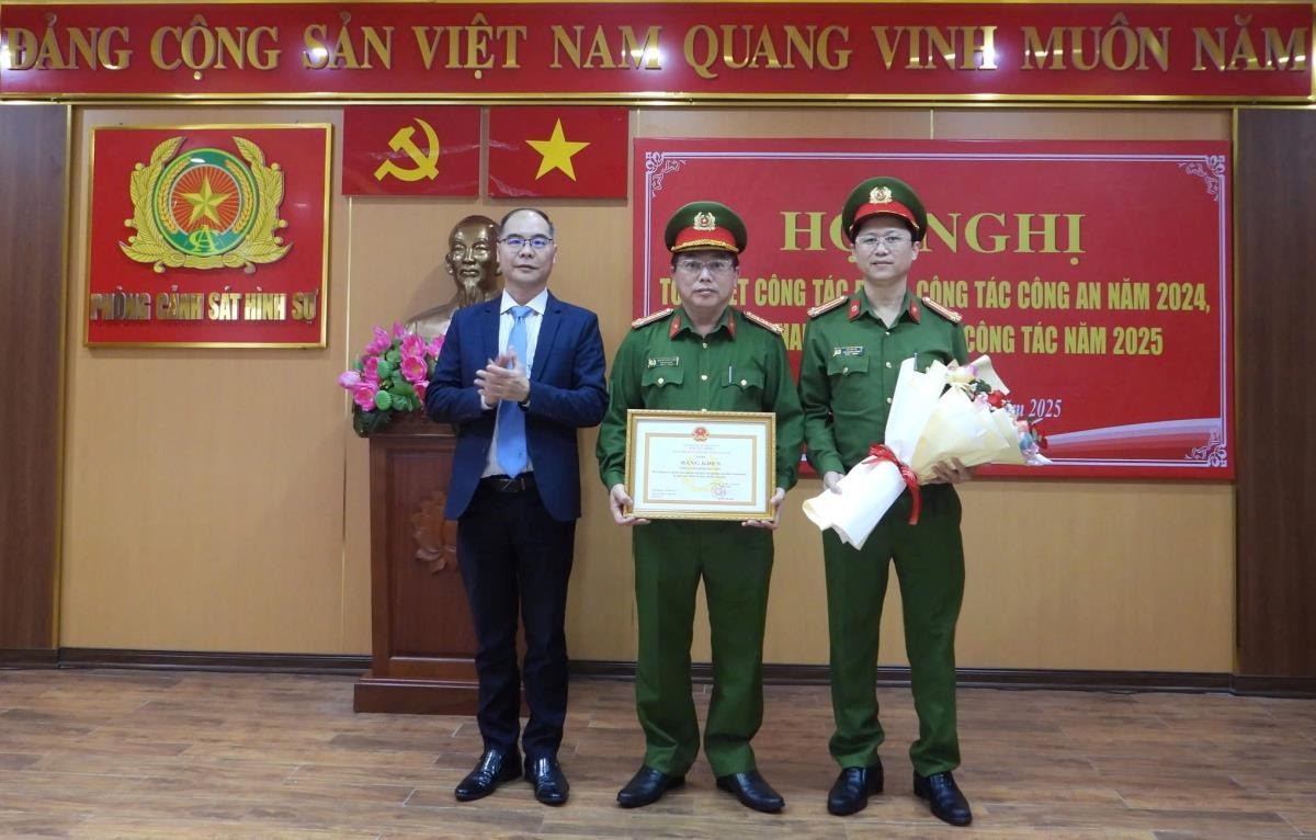 Đại diện lãnh đạo Ngân hàng Nhà nước Chi nhánh Đà Nẵng trao Bằng khen của Thống đốc Ngân hàng Nhà nước cho đại diện lãnh đạo Công an TP Đà Nẵng. Ảnh: CAND.