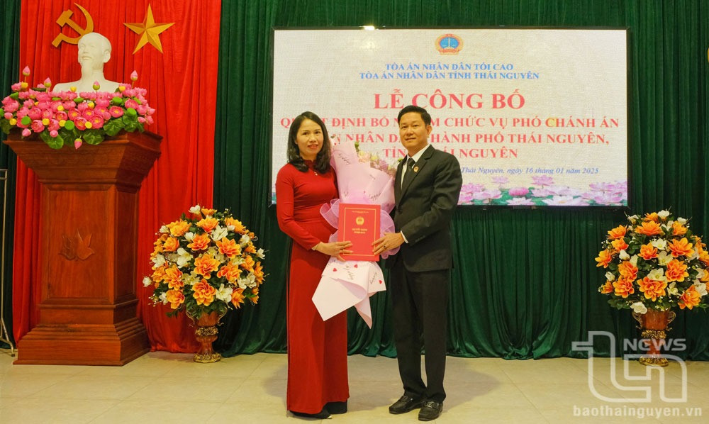 Đồng chí Nguyễn Ích Yên, Phó Chánh án Tòa án nhân dân tỉnh trao Quyết định bổ nhiệm và tặng hoa chúc mừng đồng chí Nguyễn Thị Thanh Nhàn. Ảnh: Báo Thái Nguyên. Đồng chí Nguyễn Ích Yên, Phó Chánh án Tòa án nhân dân tỉnh trao Quyết định bổ nhiệm và tặng hoa chúc mừng đồng chí Nguyễn Thị Thanh Nhàn. Ảnh: Báo Thái Nguyên.