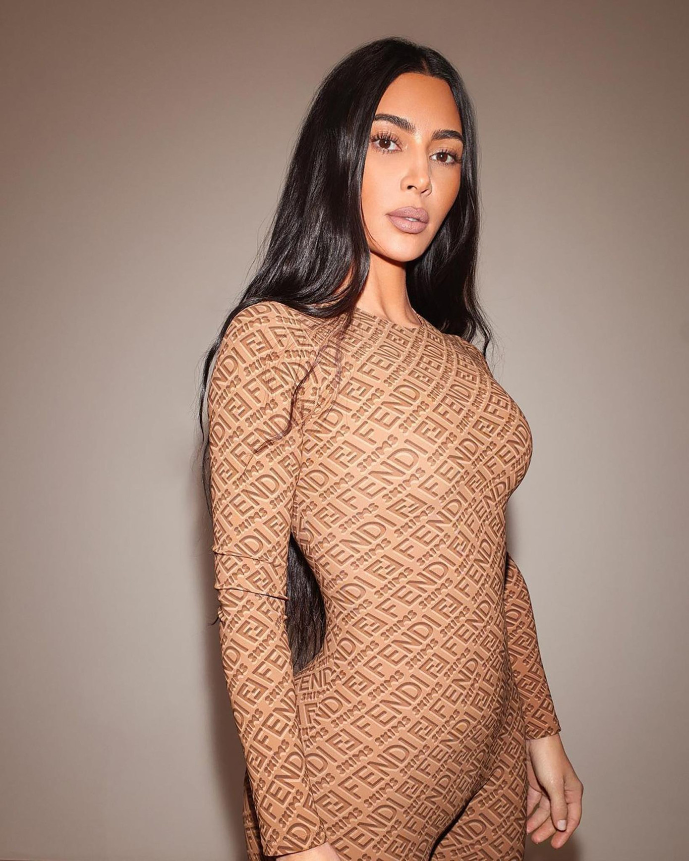 Kim Kardashian cho biết quyên góp nội y, quần áo và tất cho nạn nhân bị ảnh hưởng bởi cháy rừng. Ảnh: IG.