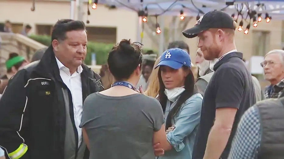 Hoàng tử Harry và Meghan Markle đến thăm các nạn nhân vụ cháy rừng ở Pasadena. Ảnh: Fox.