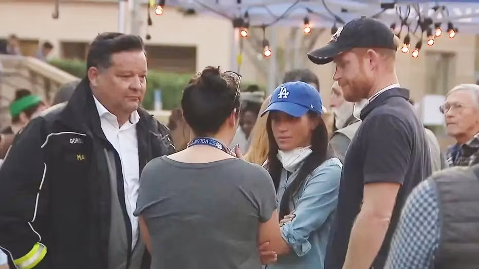 Hoàng tử Harry và Meghan Markle đến thăm các nạn nhân vụ cháy rừng ở Pasadena. Ảnh: Fox. Hoàng tử Harry và Meghan Markle đến thăm các nạn nhân vụ cháy rừng ở Pasadena. Ảnh: Fox.