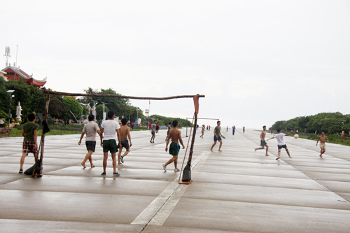 Trận đấu giữa đội cởi trần so tài với đội mặc áo..