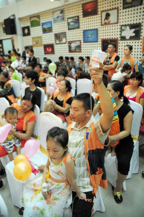 Anh Chu Văn Chiến cùng con đón Trung Thu