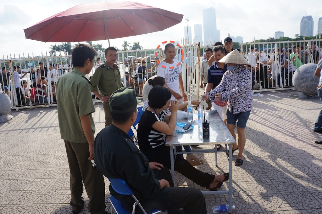 "Người quen" đứng chờ trong lúc các CĐV thực thụ xếp hàng vào nhận tích kê.
