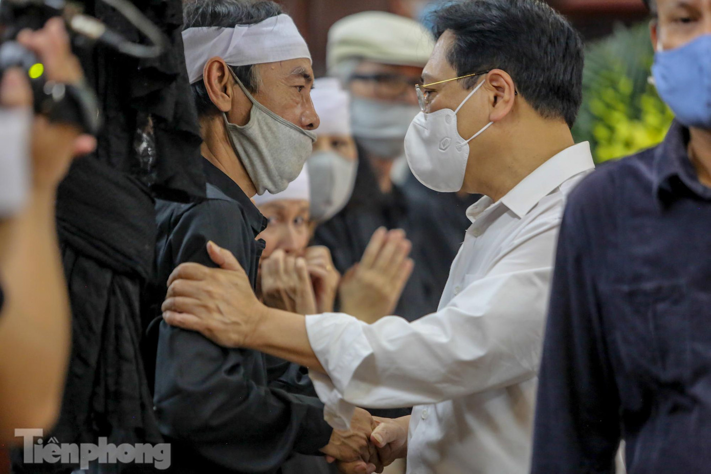 Người đến viếng chia buồn cùng gia đình nhà thơ Hoàng Nhuận Cầm.