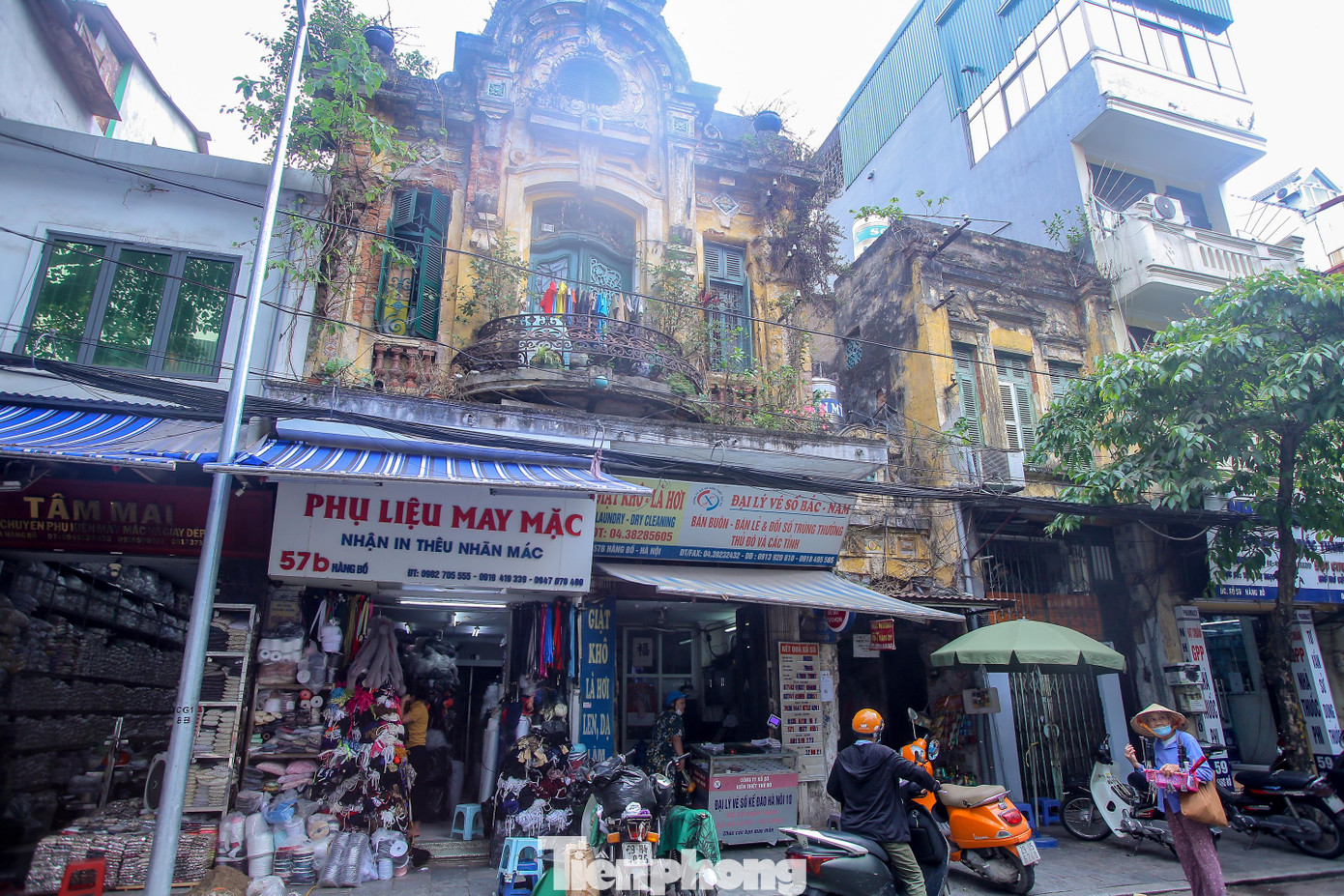 Biệt thự trên phố Hàng Bồ (Hoàn Kiếm, Hà Nội), tầng 1 được cải tạo thành nơi kinh doanh.