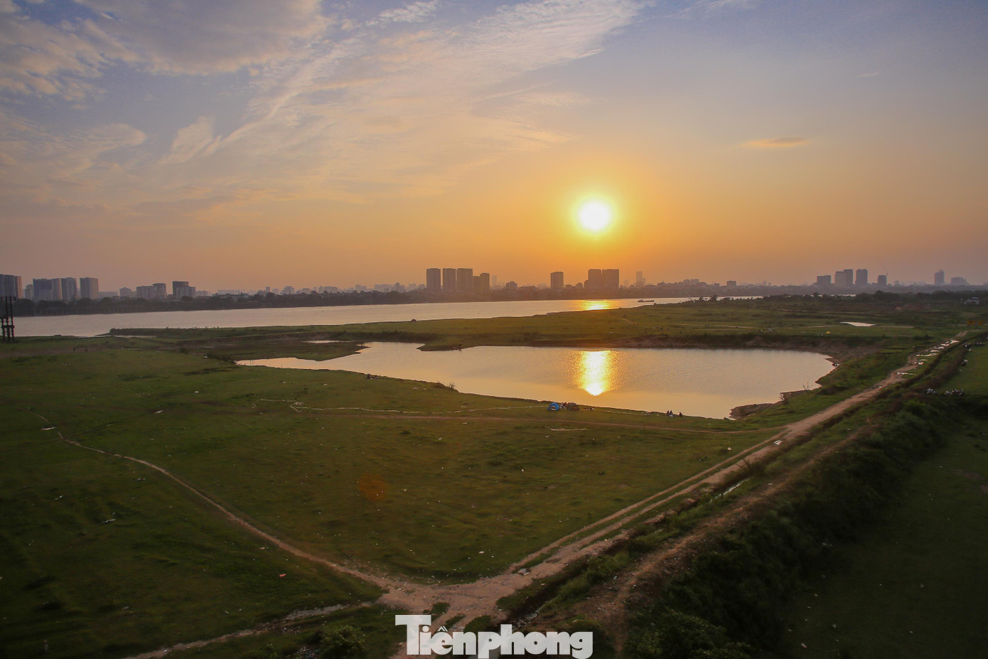 Bãi bồi chân cầu Vĩnh Tuy vắng lặng trong buổi chiều đầu tiên nghỉ lễ.