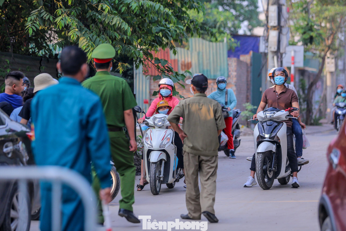 Rất đông người dân đến đây bằng xe máy và ô tô.