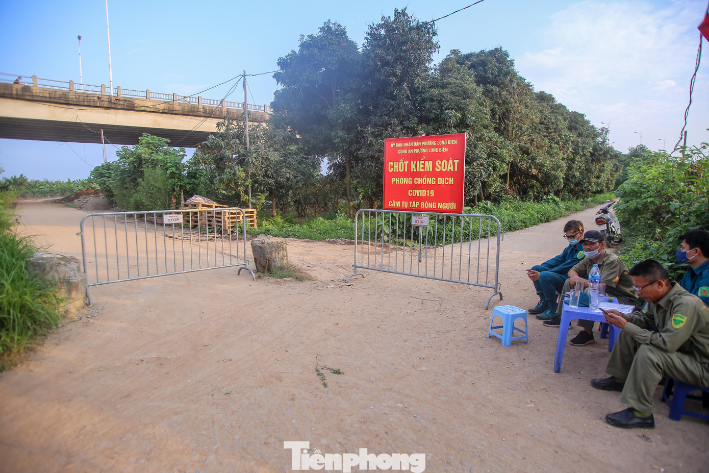 Chốt kiểm soát ở một lối khác ra bãi bồi chân cầu Vĩnh Tuy.