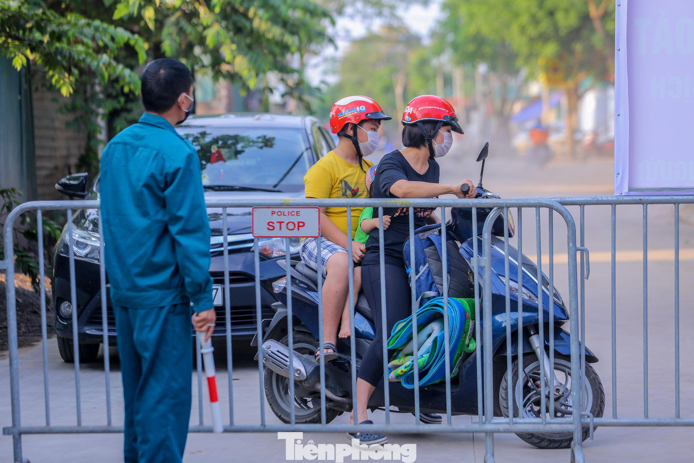 Lực lượng chức năng yêu cầu "quay xe" không cho ra bãi bồi chân cầu Vĩnh Tuy.