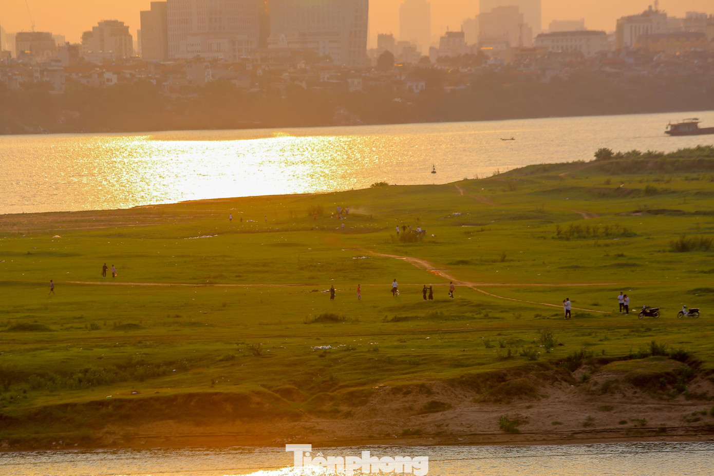 Không còn cảnh đông đúc khen đặc người như những ngày cuối tuần trước.