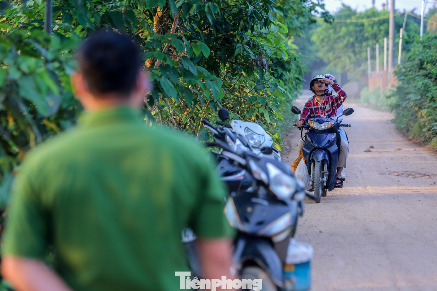 Có 3 chốt chặn được lập chặn các lối đi.