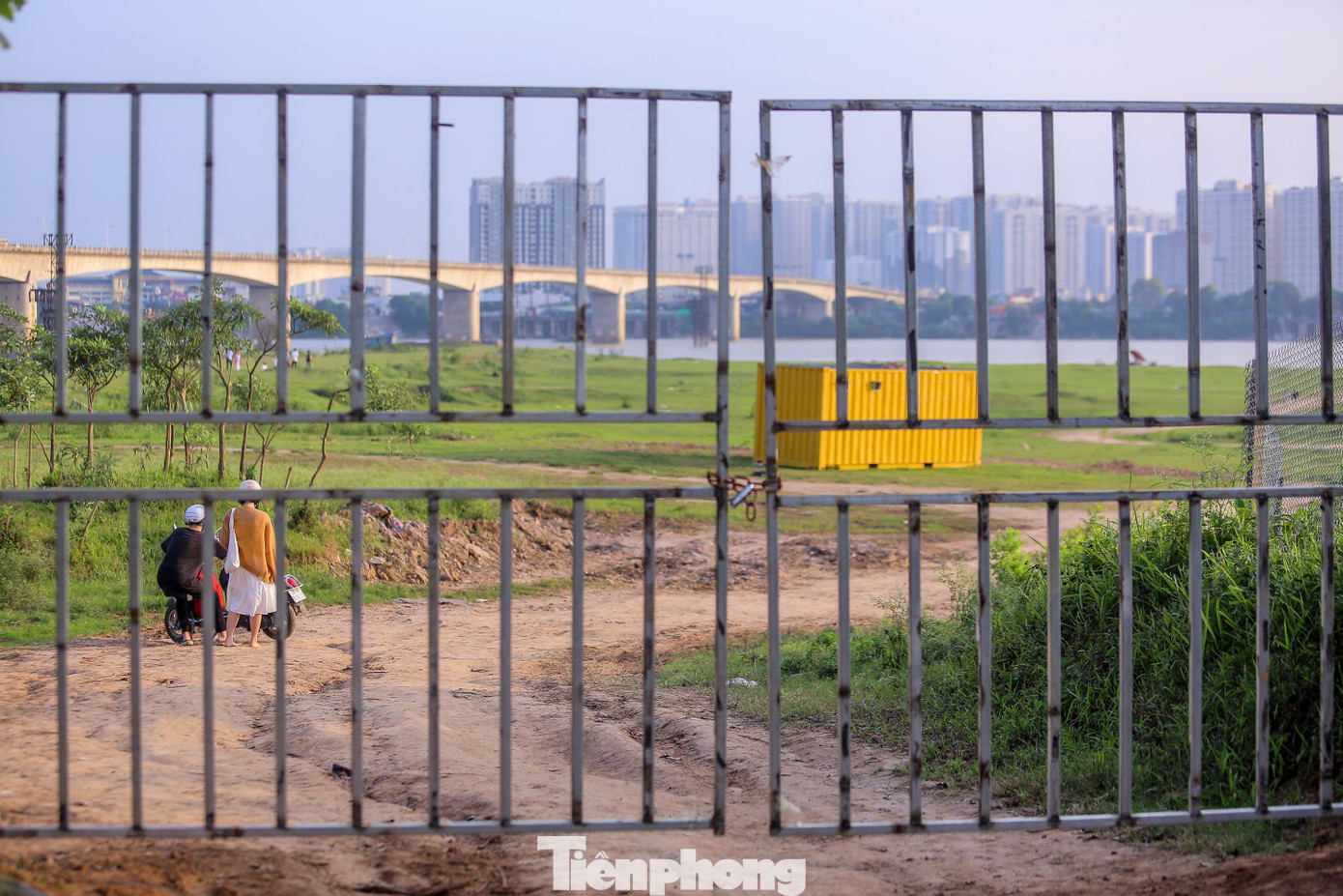 Cổng lối vào bên trong được khóa lại.