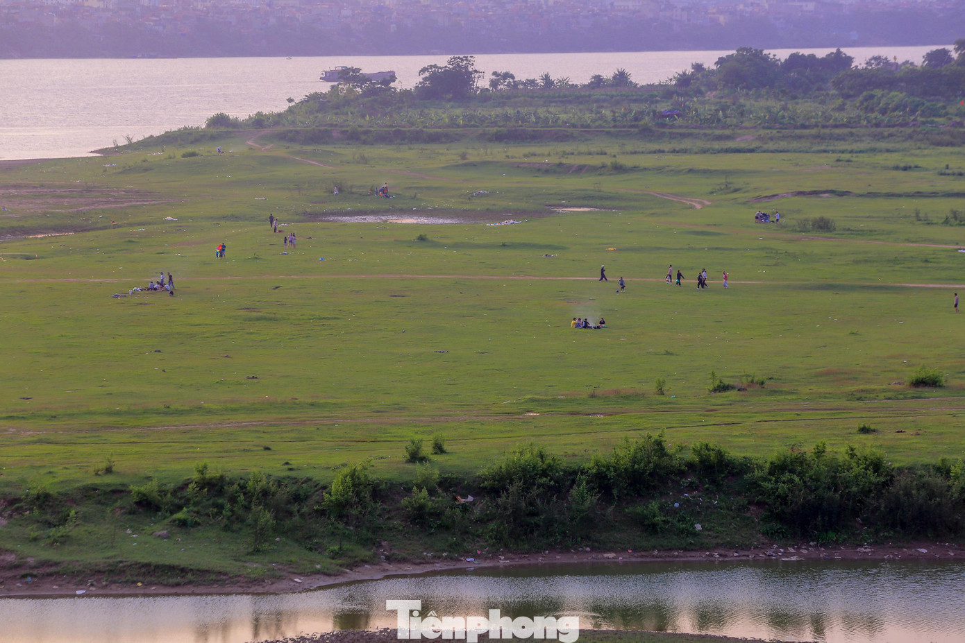 Được biết, việc ngăn người dân ra bãi bồi chân cầu Vinh Tuy đến khi tình hình dịch bệnh khả quan.