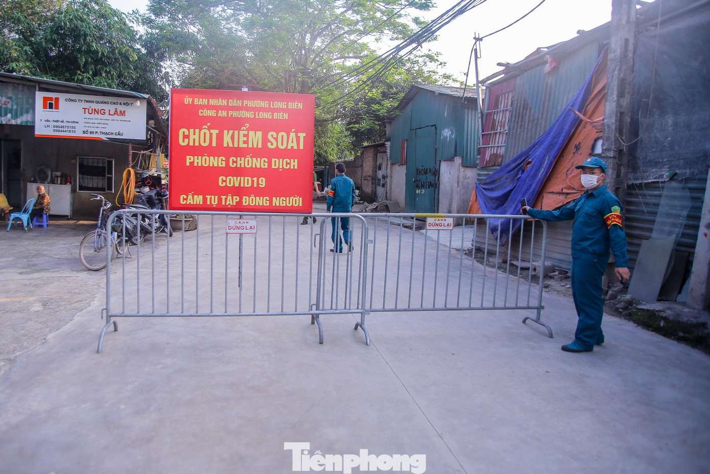 Chốt kiểm soát được UBND phường, Công an phường Long Biên dựng lên trên lối vào bãi bồi chân cầu Vĩnh Tuy trong ngày đầu tiên nghỉ lễ 30/4-1/5.