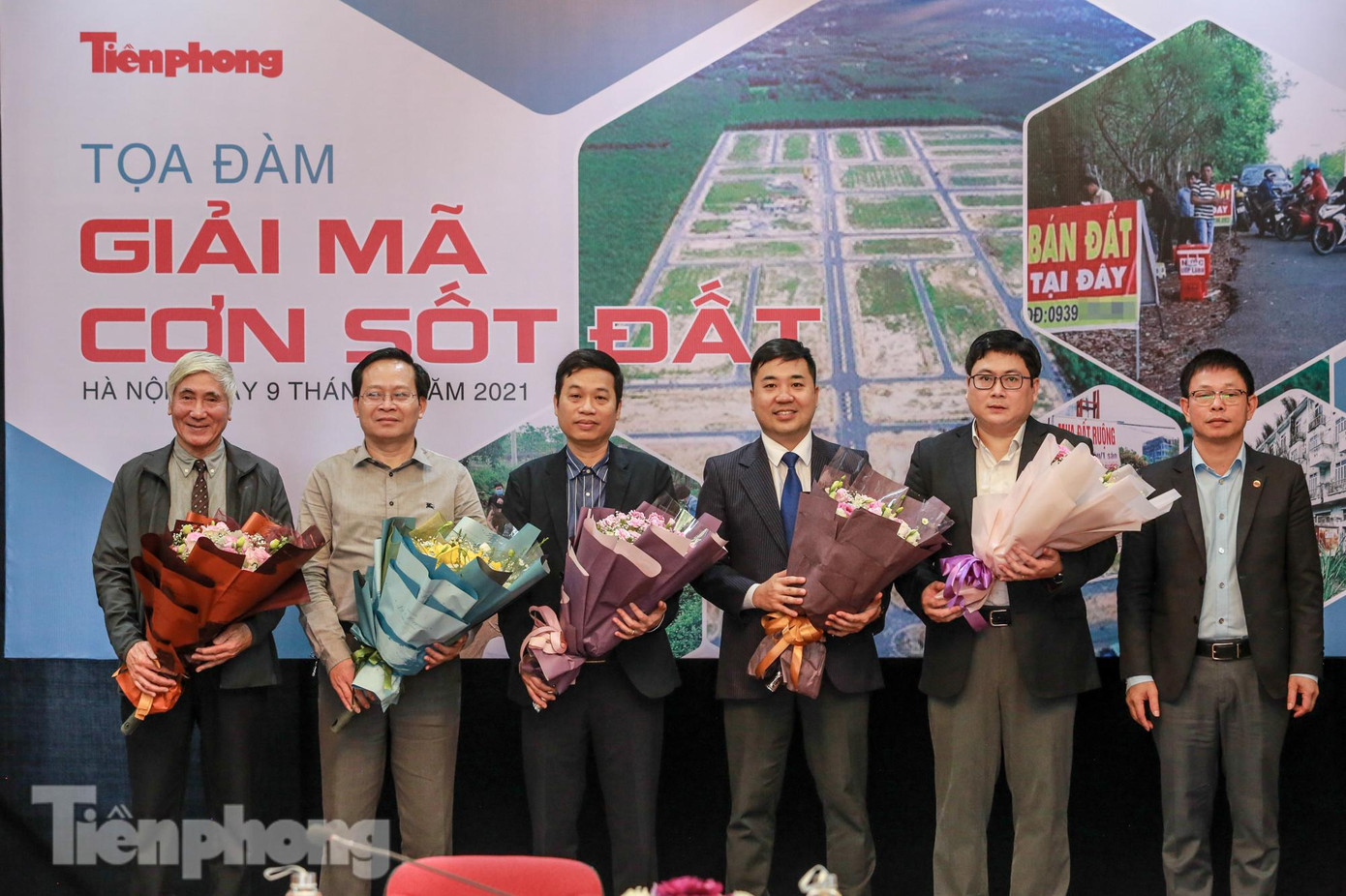 Nhà báo, Phó tổng Biên tập báo Tiền Phong Phùng Công Sưởng tặng hoa các vị khách mời tại buổi toạ đàm: " Giải mã cơn sốt đất". Nhà báo, Phó tổng Biên tập báo Tiền Phong Phùng Công Sưởng tặng hoa các vị khách mời tại buổi toạ đàm: " Giải mã cơn sốt đất".