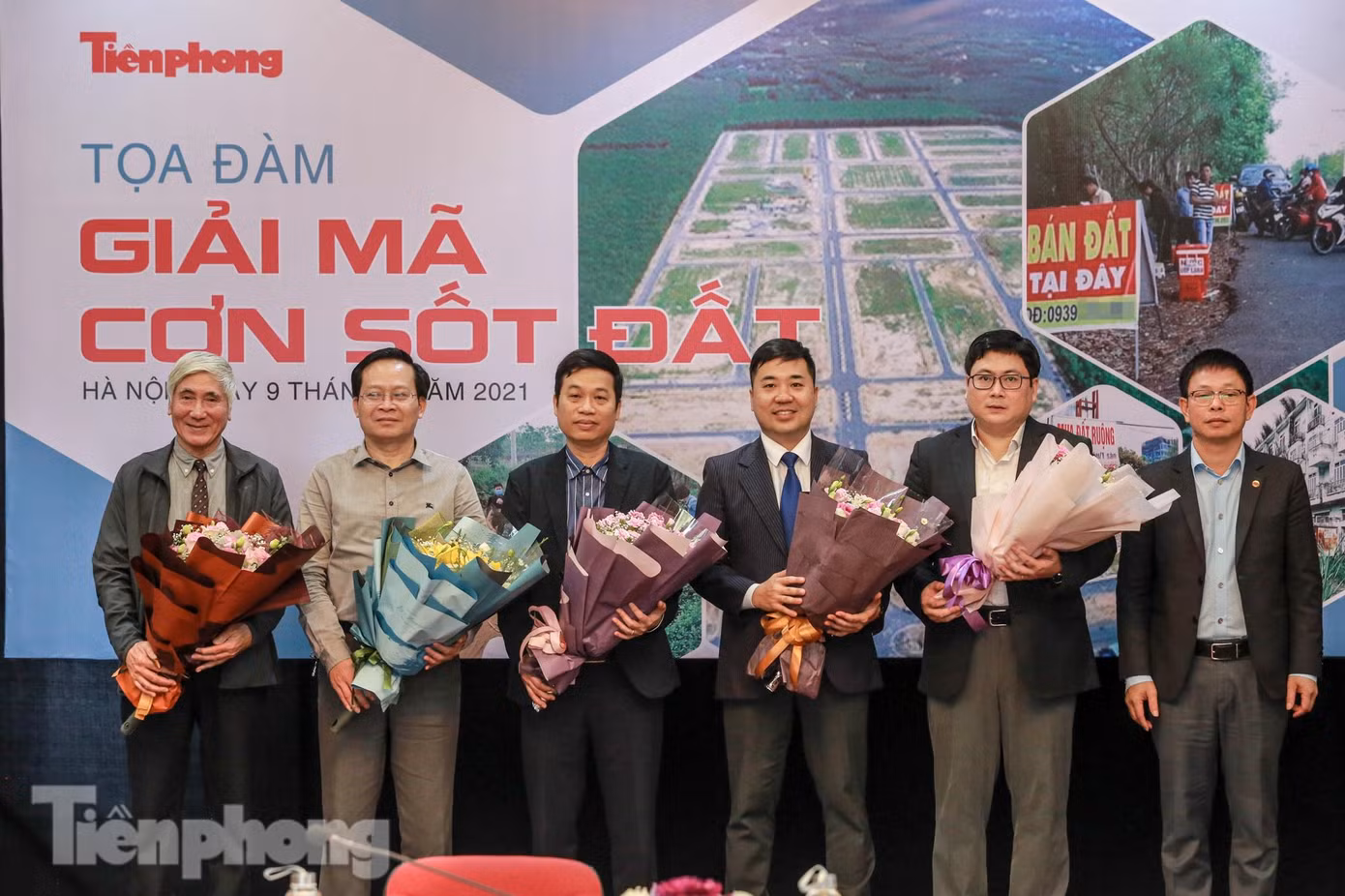 Nhà báo, Phó tổng Biên tập báo Tiền Phong Phùng Công Sưởng tặng hoa các vị khách mời tại buổi toạ đàm: " Giải mã cơn sốt đất". Nhà báo, Phó tổng Biên tập báo Tiền Phong Phùng Công Sưởng tặng hoa các vị khách mời tại buổi toạ đàm: " Giải mã cơn sốt đất".