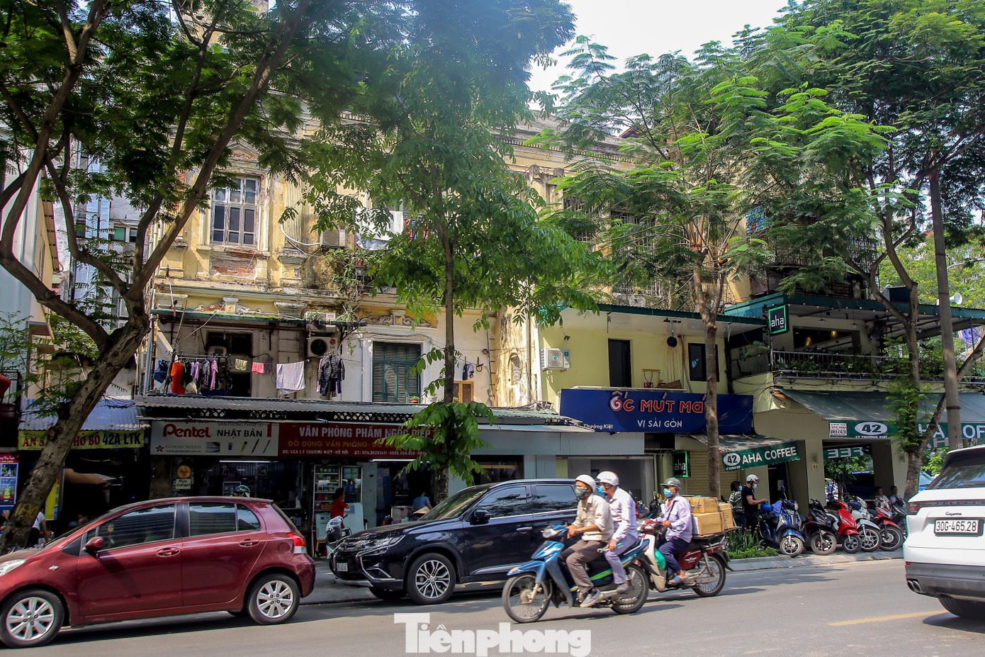 Căn biệt thự đồ sộ tọa lạc tại 42A Lý Thường Kiệt. Dễ thấy ở tầng 1 được chia nhỏ để kinh doanh nhiều loại khác nhau.