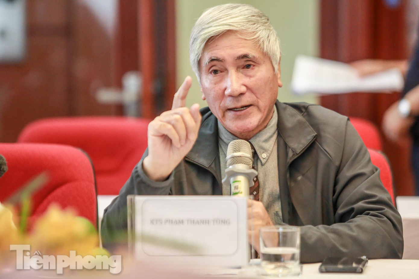 KTS Phạm Thanh Tùng, Chánh văn phòng Hội kiến trúc sư Việt Nam cho biết: Giá đất ảo nhưng tiền phải bỏ ra là thật. Nhà nước làm quy hoạch nhưng nhà nước không điều chỉnh quy hoạch. "Theo tôi, lợi nhuận từ đất vô cùng lớn. Tôi cho rằng, trách nhiệm thuộc về chính quyền. Khi thấy sai cần chấn chỉnh, xử lý ngay chứ không để tình trạng xây dựng trái phép tràn lan để mua bán bất hợp pháp", KTS Phạm Thanh Tùng nói. KTS Phạm Thanh Tùng, Chánh văn phòng Hội kiến trúc sư Việt Nam cho biết: Giá đất ảo nhưng tiền phải bỏ ra là thật. Nhà nước làm quy hoạch nhưng nhà nước không điều chỉnh quy hoạch. "Theo tôi, lợi nhuận từ đất vô cùng lớn. Tôi cho rằng, trách nhiệm thuộc về chính quyền. Khi thấy sai cần chấn chỉnh, xử lý ngay chứ không để tình trạng xây dựng trái phép tràn lan để mua bán bất hợp pháp", KTS Phạm Thanh Tùng nói.