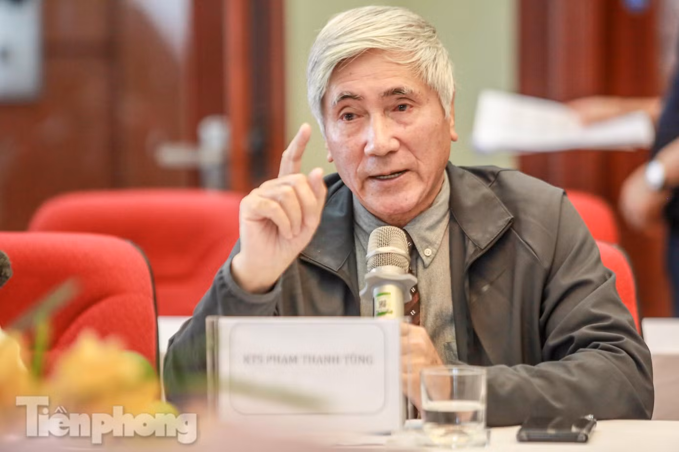 KTS Phạm Thanh Tùng, Chánh văn phòng Hội kiến trúc sư Việt Nam cho biết: Giá đất ảo nhưng tiền phải bỏ ra là thật. Nhà nước làm quy hoạch nhưng nhà nước không điều chỉnh quy hoạch. "Theo tôi, lợi nhuận từ đất vô cùng lớn. Tôi cho rằng, trách nhiệm thuộc về chính quyền. Khi thấy sai cần chấn chỉnh, xử lý ngay chứ không để tình trạng xây dựng trái phép tràn lan để mua bán bất hợp pháp", KTS Phạm Thanh Tùng nói. KTS Phạm Thanh Tùng, Chánh văn phòng Hội kiến trúc sư Việt Nam cho biết: Giá đất ảo nhưng tiền phải bỏ ra là thật. Nhà nước làm quy hoạch nhưng nhà nước không điều chỉnh quy hoạch. "Theo tôi, lợi nhuận từ đất vô cùng lớn. Tôi cho rằng, trách nhiệm thuộc về chính quyền. Khi thấy sai cần chấn chỉnh, xử lý ngay chứ không để tình trạng xây dựng trái phép tràn lan để mua bán bất hợp pháp", KTS Phạm Thanh Tùng nói.