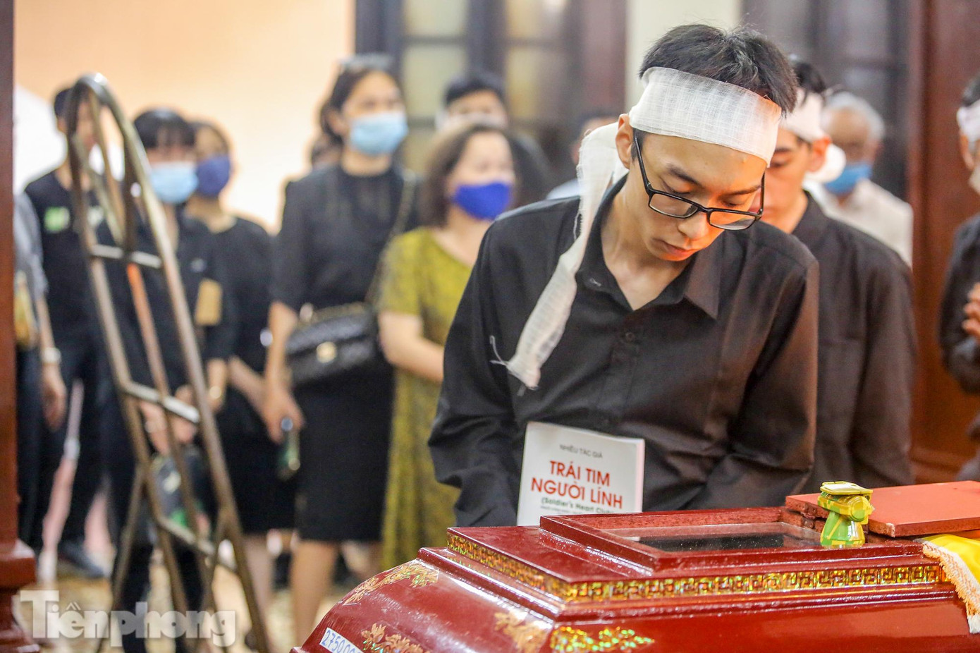 Con trai nhìn cha lần cuối trước khi di quan.