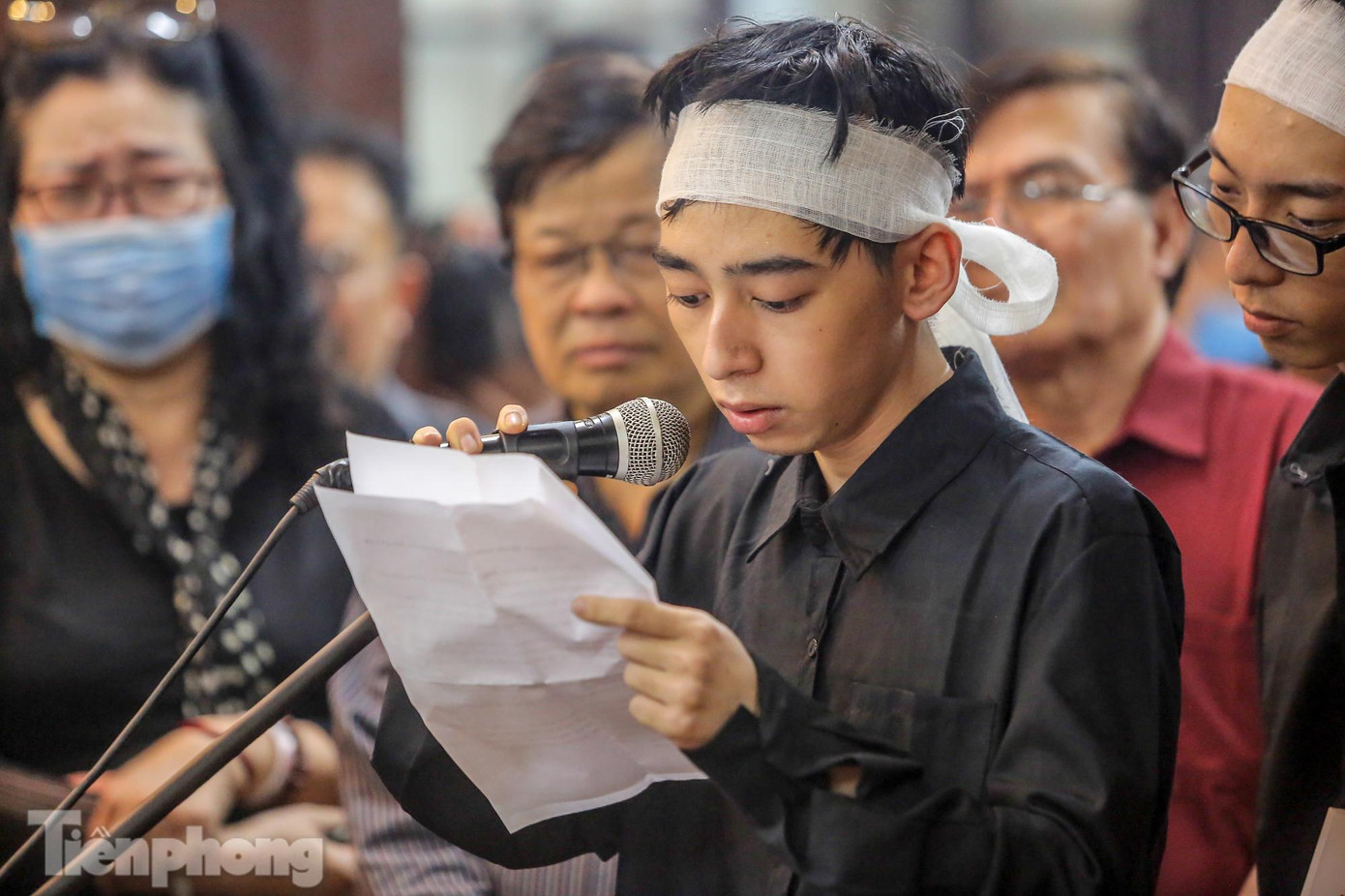 Con trai nhà thơ Hoàng Nhuận Cầm nghẹn ngào đọc bài thơ "Thêm một vì sao" tiễn biệt cha mình.